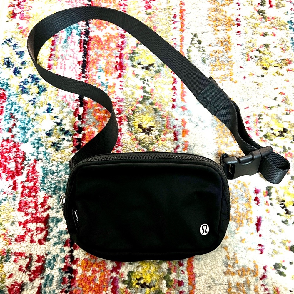 Lululemon Everywhere Belt Bag 1L.